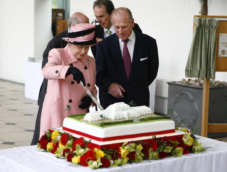 Queen-Elizabeth-II-cut-cake-during-visit-Royal-Botanic